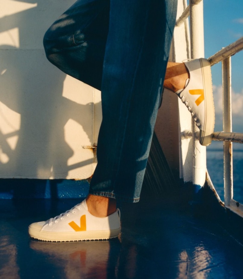 Veja Canvas White Ouro Premium