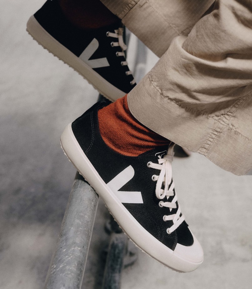 Veja Canvas Black Pierre Premium