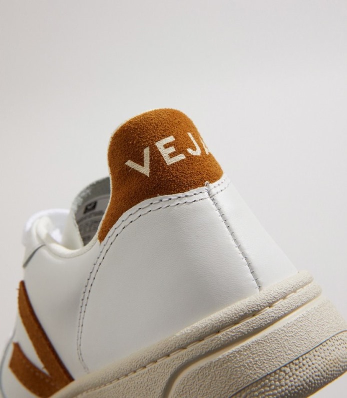 Veja V-10 Couro Camelo Branco